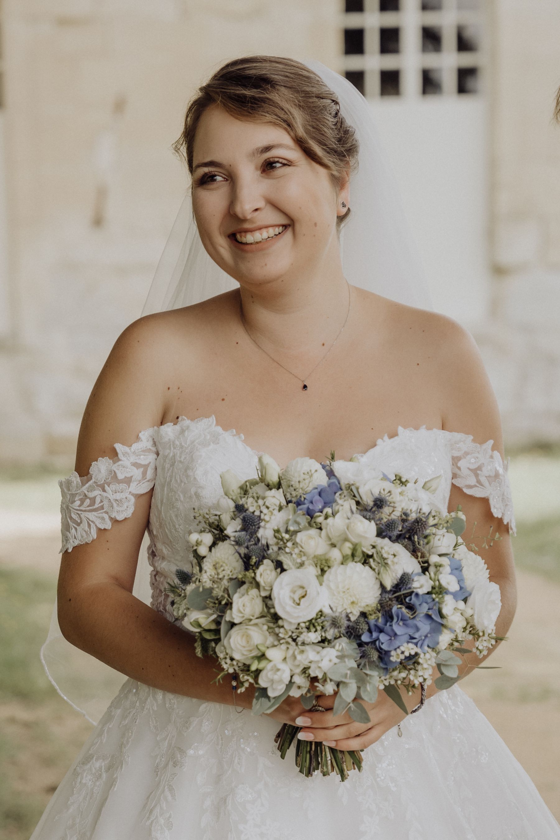 Mariage au Domaine des Thermes à Pierrefonds, Oise – arrivée en calèche au Domaine des Thermes – photographe Karen Garuchet
