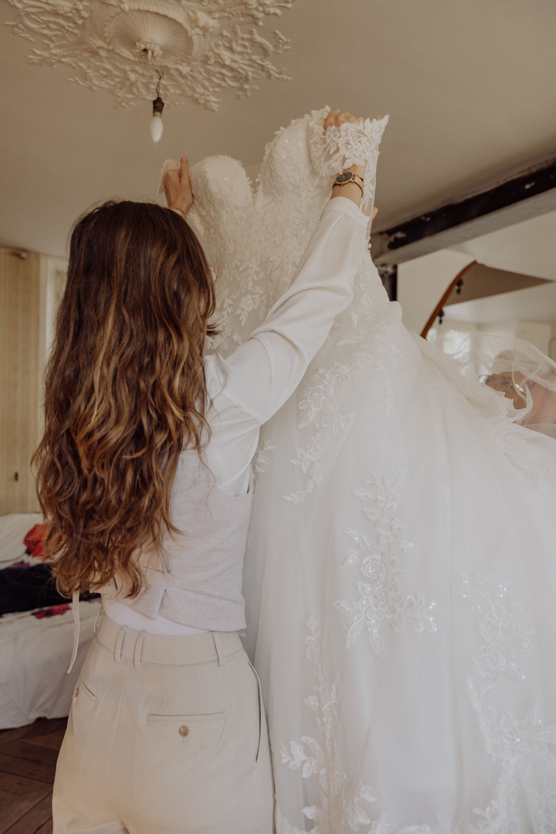 Mariage au Domaine des Thermes à Pierrefonds, Oise – arrivée en calèche au Domaine des Thermes – photographe Karen Garuchet