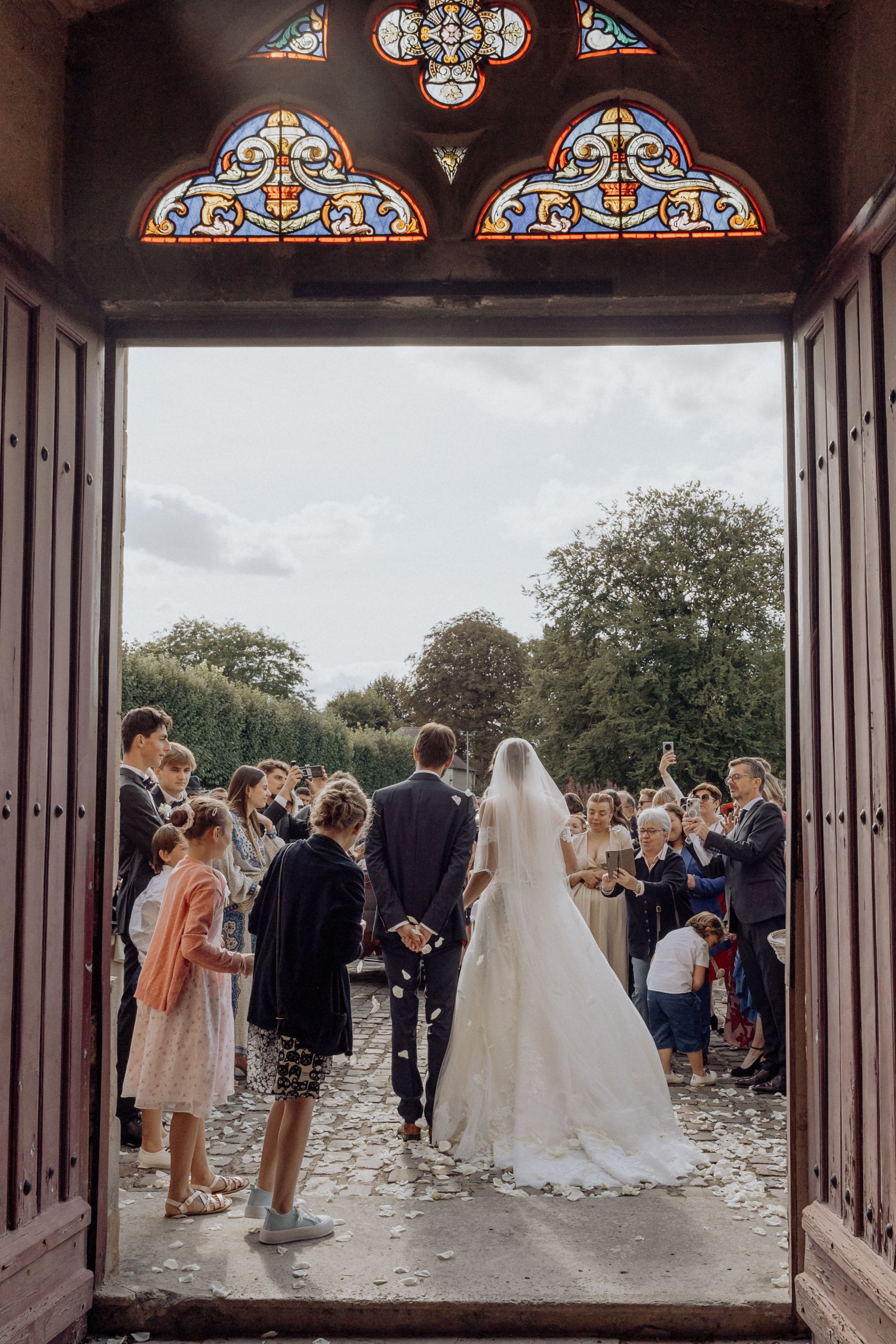 Mariage au Domaine des Thermes à Pierrefonds, Oise – le marié en armure médiévale pendant le vin d'honneur – photographe Karen Garuchet