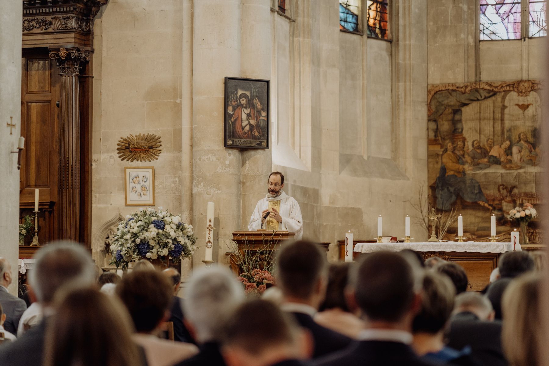Mariage au Domaine des Thermes à Pierrefonds, Oise – le marié en armure médiévale pendant le vin d'honneur – photographe Karen Garuchet