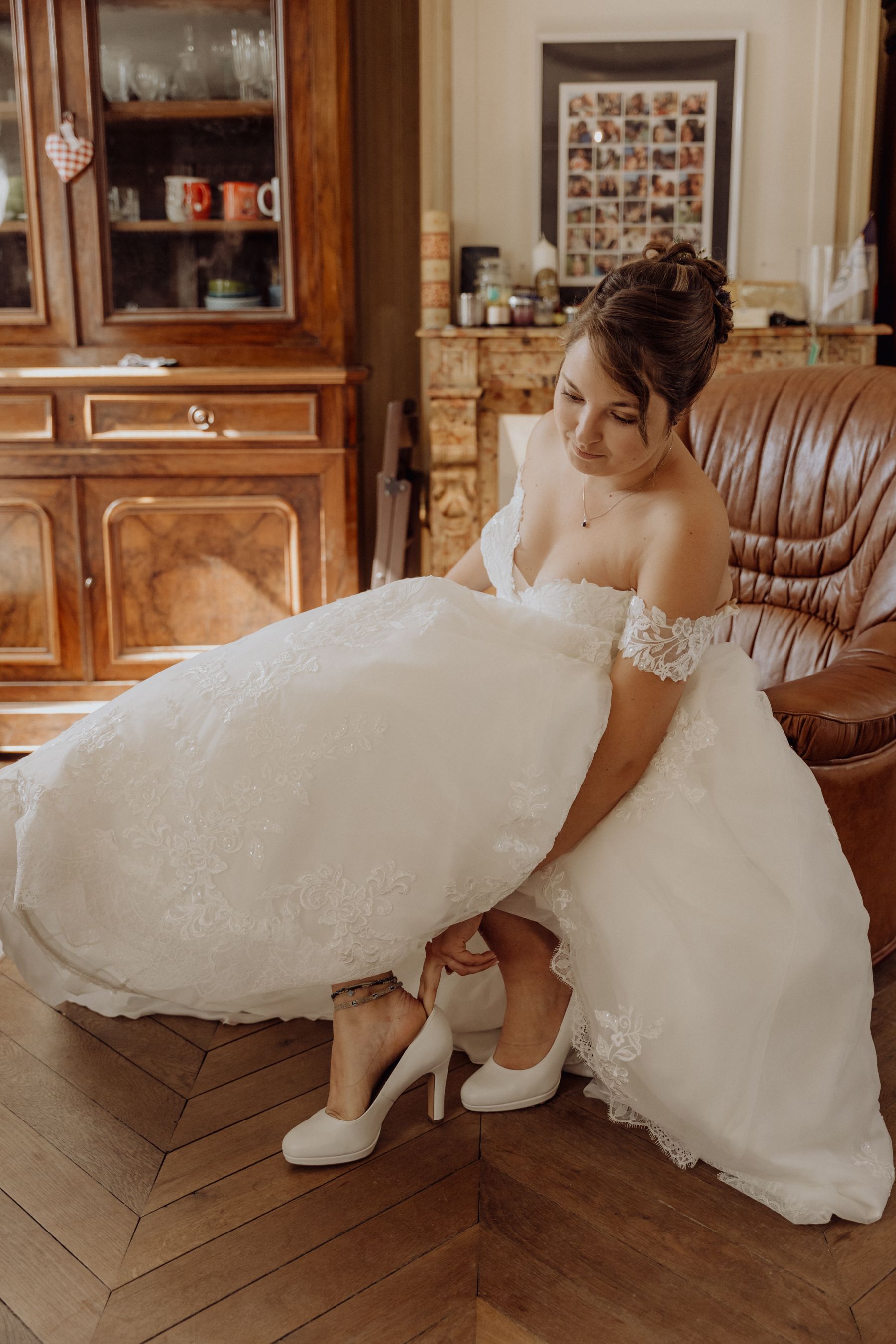 Mariage au Domaine des Thermes à Pierrefonds, Oise – le marié en armure médiévale pendant le vin d'honneur – photographe Karen Garuchet