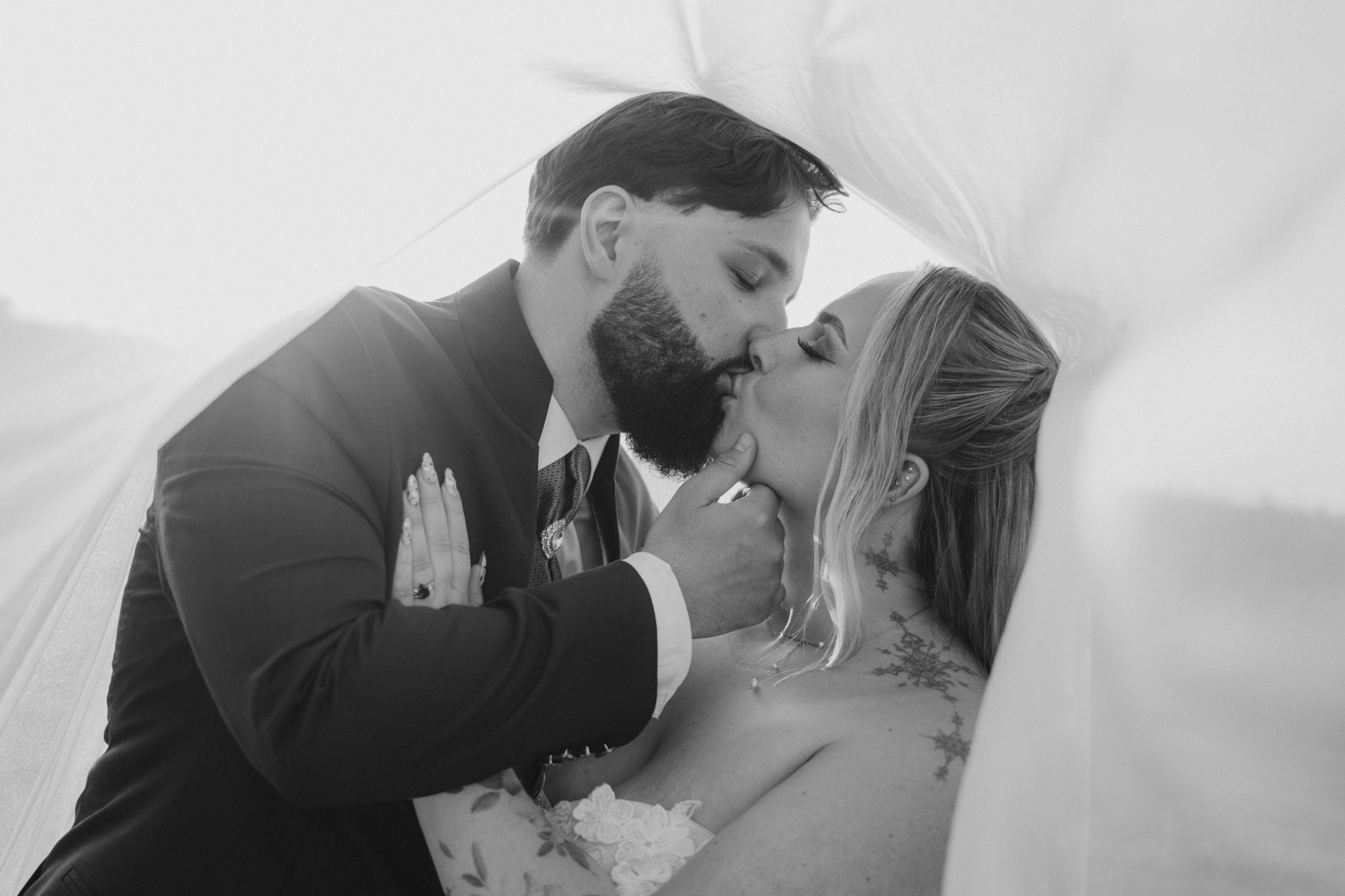 Mariage à la Ferme de la Grande Vente, Seine-et-Marne – portraits des mariés – photographe Karen Garuchet