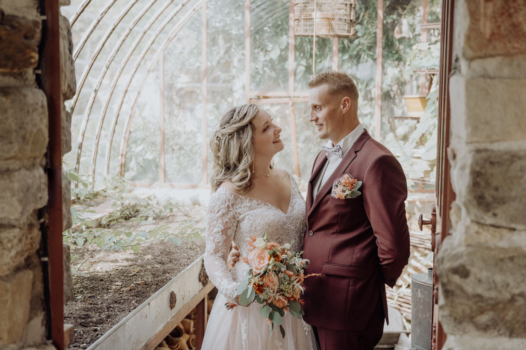 Mariage dans l'Aisne près de Château-Thierry – séance couple à la Ferme de la Loge – photographe Karen Garuchet